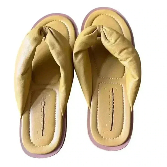 NEW Free People Vicenza Puffy Thong Sandals Flip Flops in Yellow - Picture 4 of 4